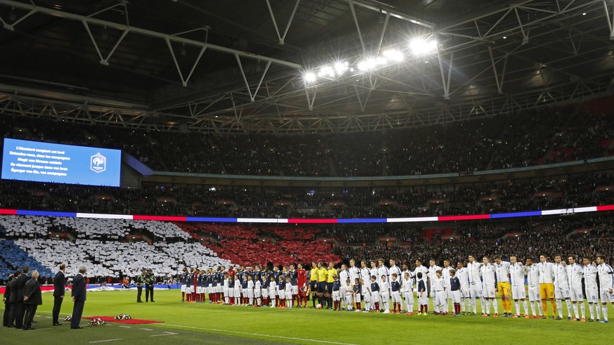 Im Wembley wird vor dem Match zwischen England und Frankreich der Text der französischen Hymne eingeblendet, damit auch die englischen Fans sie mitsingen können.
