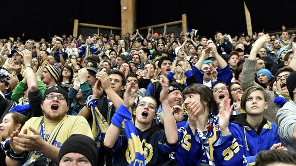 ZUM SPENGLER CUP 2015 VOM SAMSTAG, 26. DEZEMBER 2015, BIS DONNERSTAG, 31. DEZEMBER 2015, STELLEN WIR IHNEN FOLGENDES BILDMATERIAL ZUR VERFUEGUNG - Davos&#039; supporter celebrate their victory after t ...