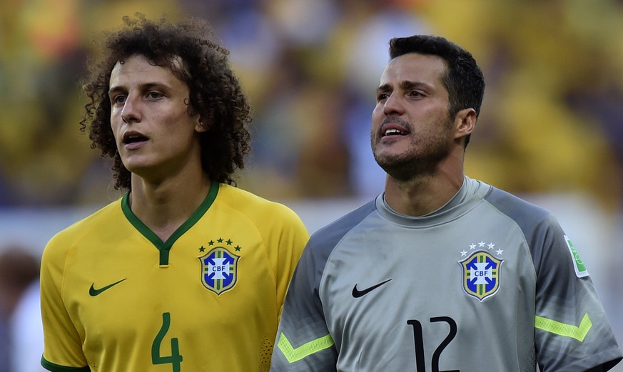 David Luiz und Julio Cesar vor dem Penaltyschiessen: Beim brasilianischen Keeper sind die Augen schon jetzt ganz feucht.