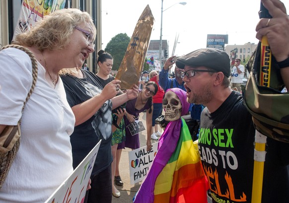 Feurige Diskussionen zwischen den Befürwortern und den Gegnern der Homoehe in Kentucky.