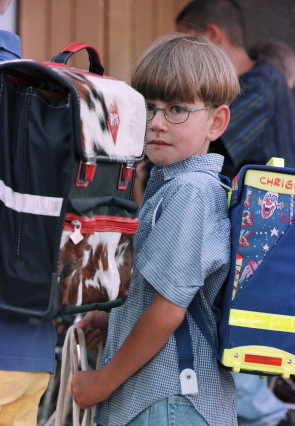 Bub am ersten Schultag, aufgenommen 1998. Tausende von sechs- und siebenjaehrigen Kindern nehmen in diesen Tagen im August 1999 zum ersten Mal den Weg zur Schule oder zum Kindergarten unter die Fuesse ...