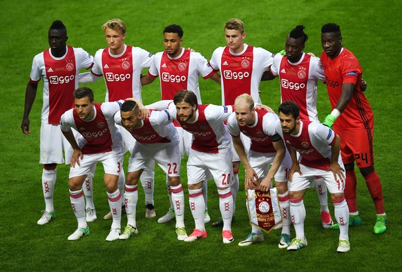 epa05987341 Players of Ajax line up before the UEFA Europa League final between Ajax Amsterdam and Manchester United at Friends Arena in Stockholm, Sweden, 24 May 2017. EPA/VASSIL DONEV