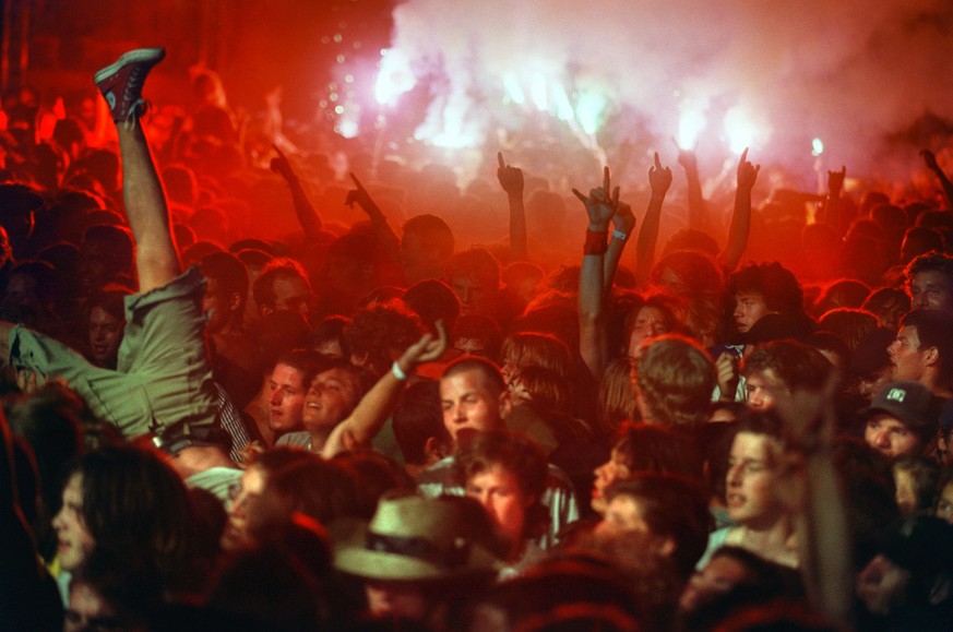 Das begeisterte Publikum johlt und laesst an einem Konzert am 27. Openair St. Gallen im Sittertobel ein Feuerwerk abbrennen, aufgenommen am 27. bis 29. Juni 2003. (KEYSTONE/Gaetan Bally) : FILM]