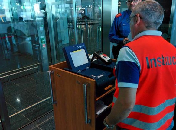 Ein 74-Jähriger wurde am Airport Zürich verhaftet – Alter schützt vor Kontrolle nicht oder: Auf alten Töpfen lernt man Drogen kochen. (Symbolbild)