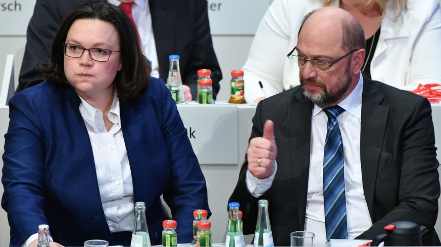 epaselect epa06461305 Andrea Nahles (L), parliamentary group leader of the Social Democratic Party (SPD), and Martin Schulz (R), leader of the Social Democratic Party (SPD), react on a voting at the e ...