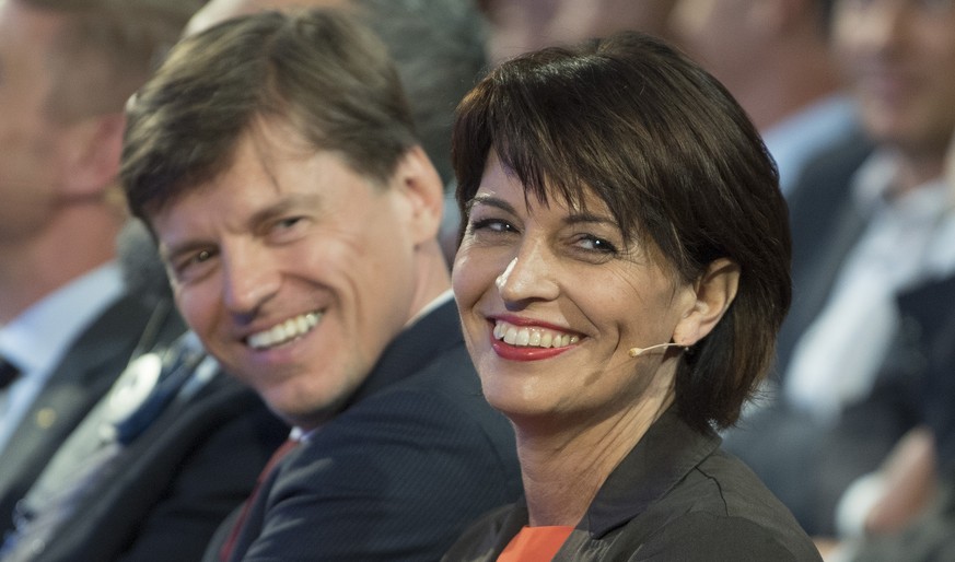 Bundespraesidentin Doris Leuthard, rechts, und Veit Dengler, CEO der NZZ Mediengruppe lachen am 19. Swiss Economic Forum SEF, am Donnerstag, 1. Juni 2016, in Interlaken. (KEYSTONE/Peter Schneider)