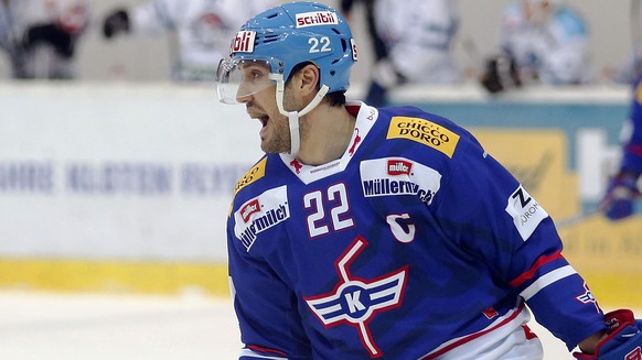 ZUR MELDUNG, DASS VICTOR STANCESCU SEINE KARRIERE BEENDET, STELLEN WIR IHNEN AM DONNERSTAG, 24. SEPTEMBER 2015, FOLGENDES ARCHIVBILD ZUR VERFUEGUNG - Kloten Flyers Stuermer Victor Stancescu reklamiert ...