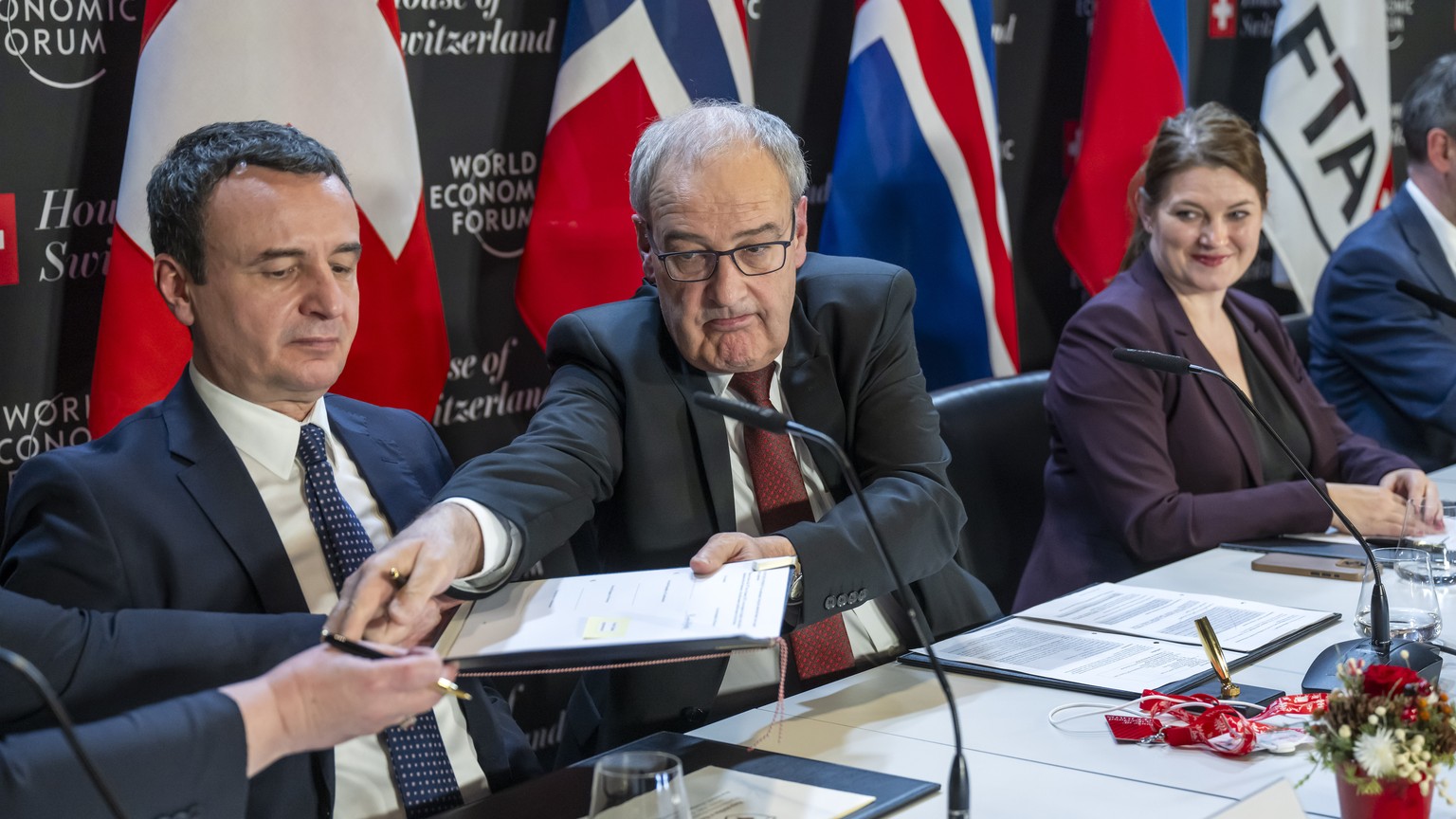 Nachrichten Linkding Albin Kurti, left, Prime Minister, Republic of Kosovo, Switzerland's Economy Minister Federal Councillor Guy Parmelin, center, Cecilie Myrseth, right, Minister of Trade, Norway and EFTA Chair, th ...