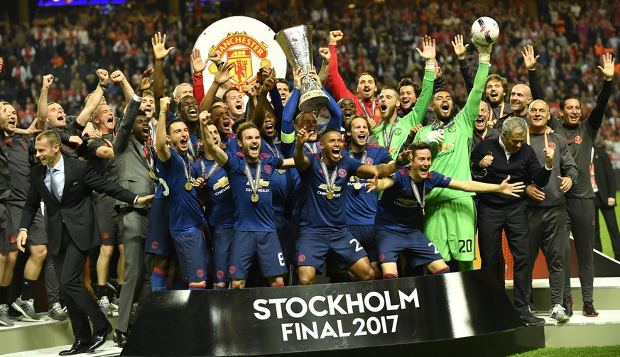 epa05987734 The team of Manchester United celebrates with the trophy after winning the UEFA Europa League Final match against Ajax Amsterdam at the Friends Arena in Stockholm, Sweden, 24 May 2017. EPA ...