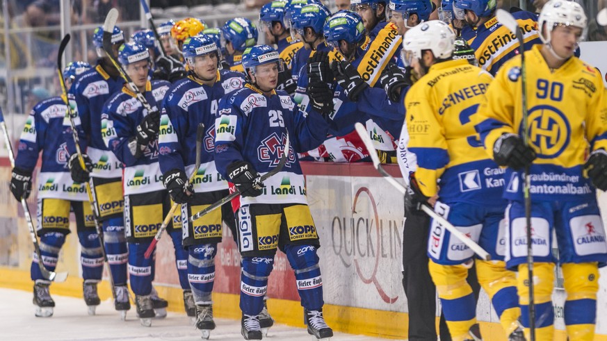 Die Bieler Spieler, links, feiern nach dem 4:2, vorne Assistgeber Toni Rajala, im Eishockey National League A Spiel zwischen dem EHC Biel und dem HC Davos, am Dienstag, 13. September 2016 in der Tisso ...