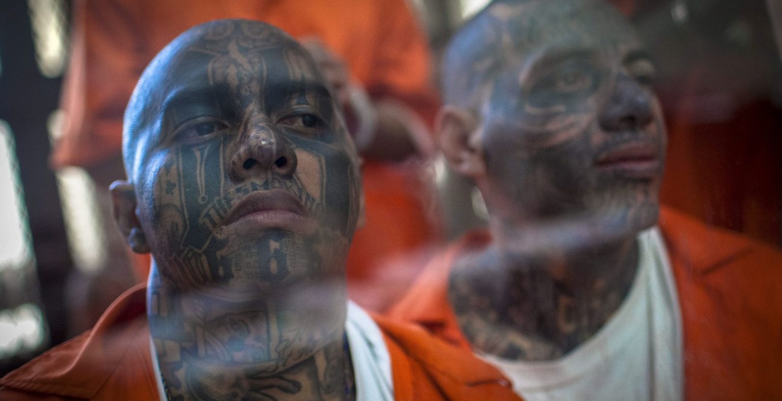 epa03809200 Two of the altogether 22 mara gang leaders appear in court accused of extortion and 142 murders in Guatemala City, Guatemala, 31 July 2013. EPA/SAÚL MARTÍNEZ