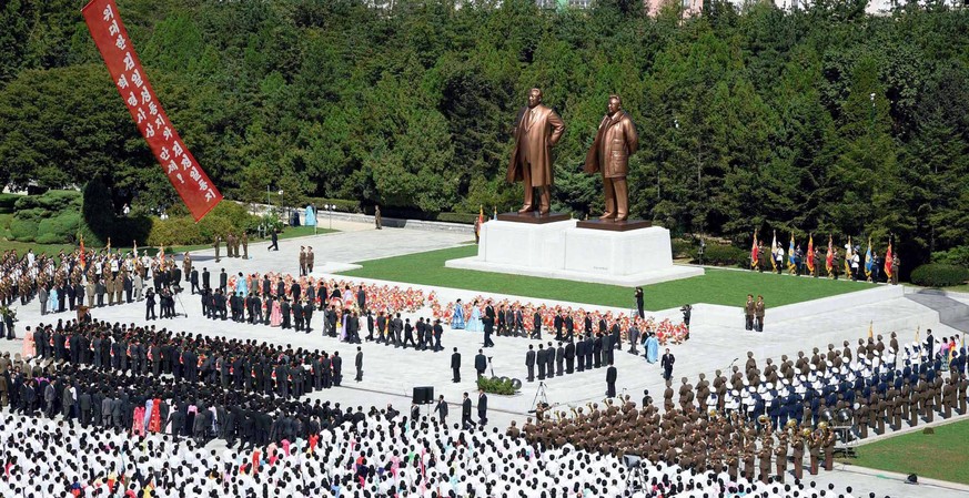 epa04917866 A picture released by the North Korean Central News Agency (KCNA) on 07 September 2015 shows North Koreans attending a ceremony to unveil statues of North Korea&#039;s founder, Kim Il-sung ...