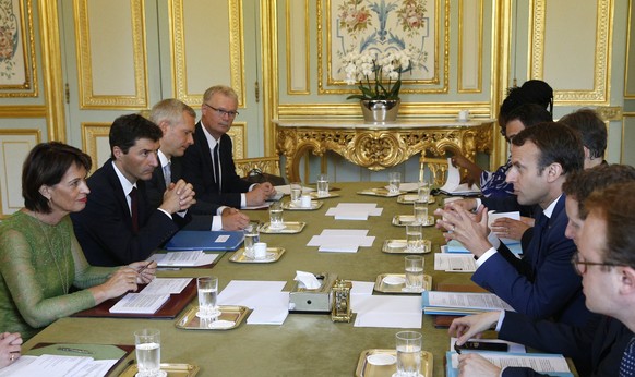 epa06094446 French President Emmanuel Macron (C-R) gestures as he speaks during a meeting with Swiss Federal President Doris Leuthard (L) at the Elysee Palace in Paris, France, 18 July 2017. The two l ...