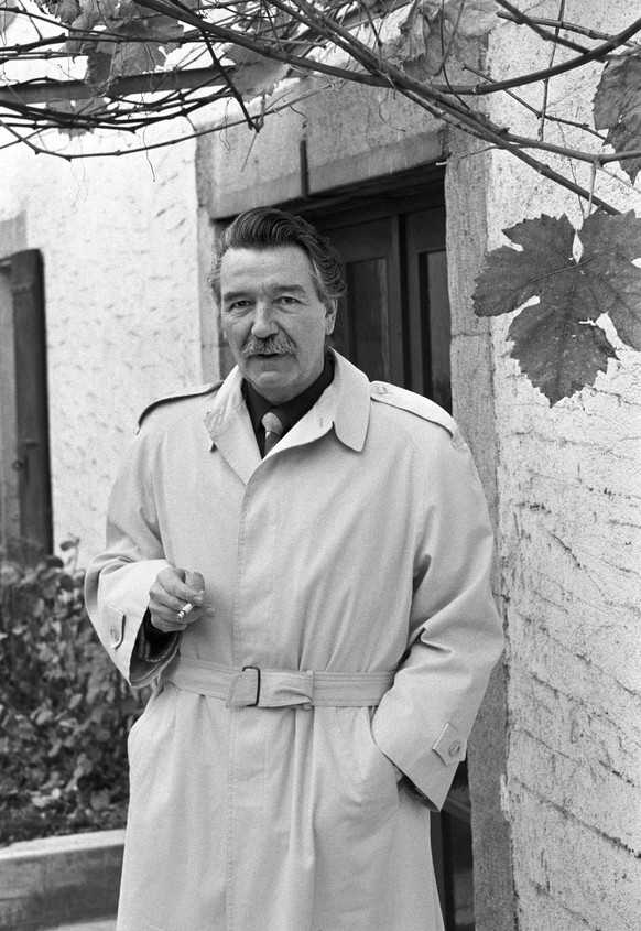 Portrait von Bundesrat Rene Felber am 3. Dezember 1987 vor seinem Haus in Sauges. Felber war von 1987 bis 1993 im Bundesrat. (KEYSTONE/Str)