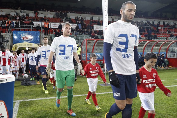 Im ersten Spiel nach der schweren Verletzung laufen Yapis Teamkollegen beim Auswärtssieg in Sion mit dessen Trikot ein.