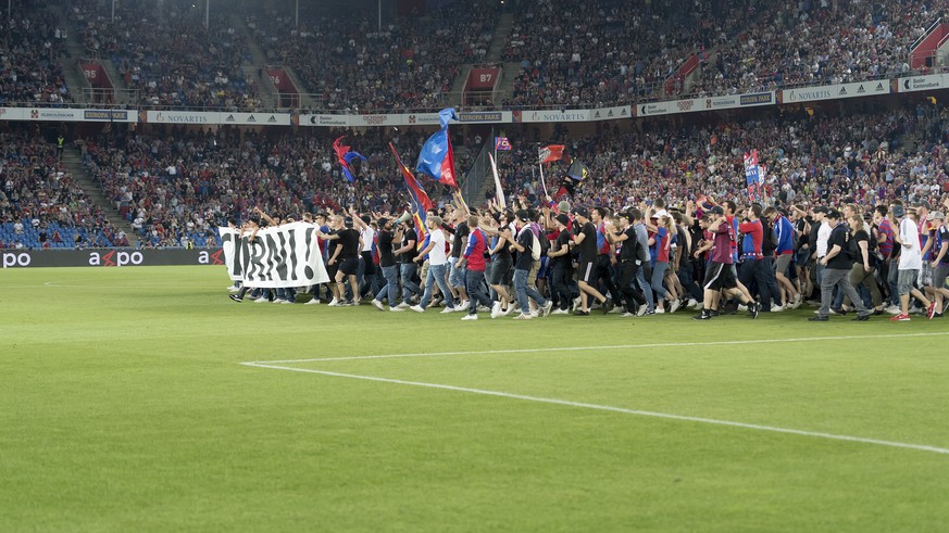 Die Fans der Muttenzer Kurve betreten das Spielfeld mitten im Fussball Meisterschaftsspiel der Super League zwischen dem FC Basel 1893 und dem FC St. Gallen im Stadion St. Jakob-Park in Basel, am Frei ...