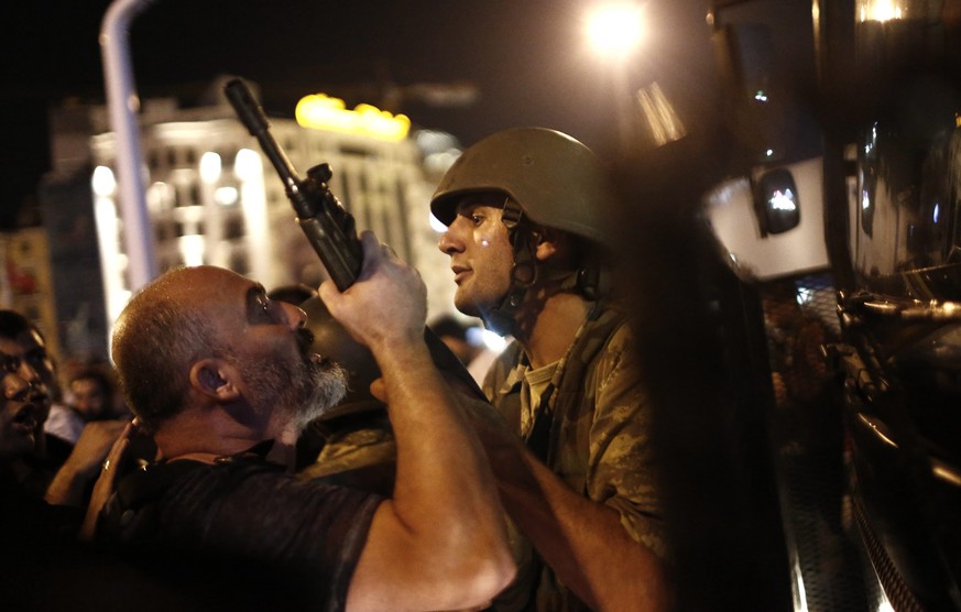 epaselect epa05427171 Turkish police arrest Turkish soldiers at the Taksim Square in Istanbul, Turkey, 16 July 2016. Turkish Prime Minister Yildirim reportedly said that the Turkish military was invol ...