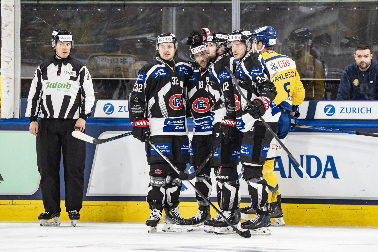 Nachrichten Linkding epa11799303 Fribourg players celebrate the 1-0 during the Spengler Cup 2024 semifinal match between HC Fribourg-Gotteron and HC Davos at the 96th Spengler Cup ice hockey tournament in Davos, Switzerla ...
