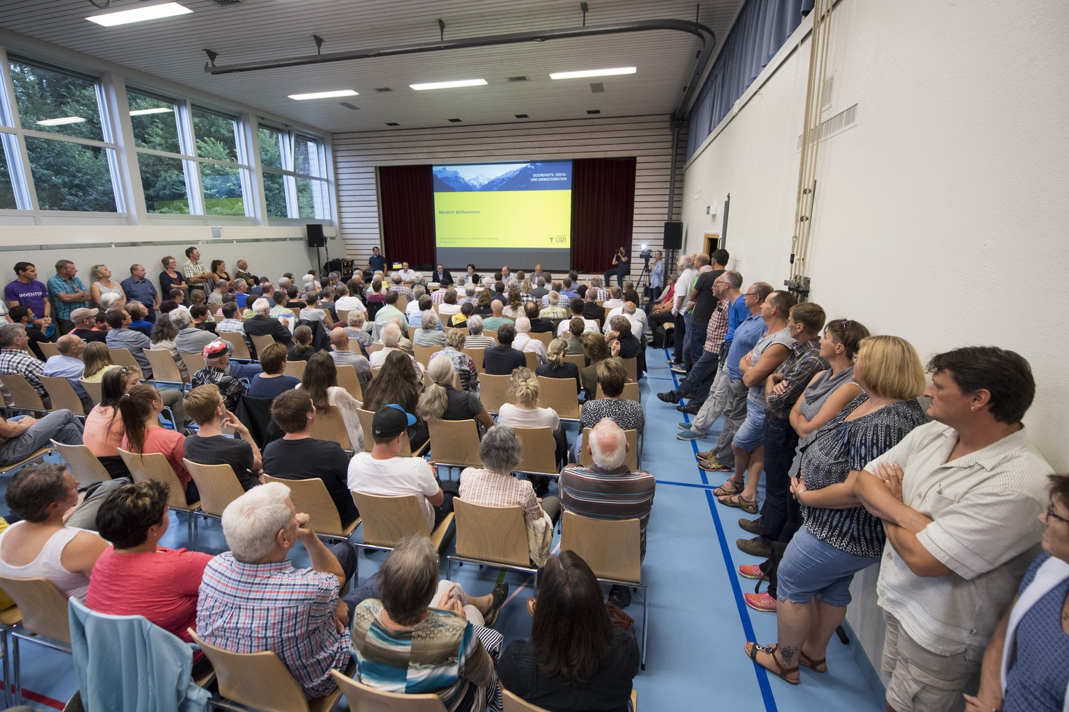 Gegen 400 Seelisberger besuchen eine Infoveranstaltung ueber eine geplante Asylunterkunft, am Donnerstag 4. August 2016, in der Turnhalle von Seelisberg, Kanton Uri. Aus Protest verlassen viele Besuch ...