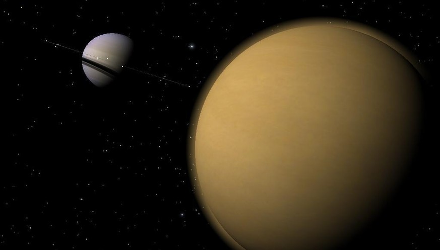 Der Saturnmond Titan (vorne) ist der erdähnlichste Himmelskörper im Sonnensystem.&nbsp;