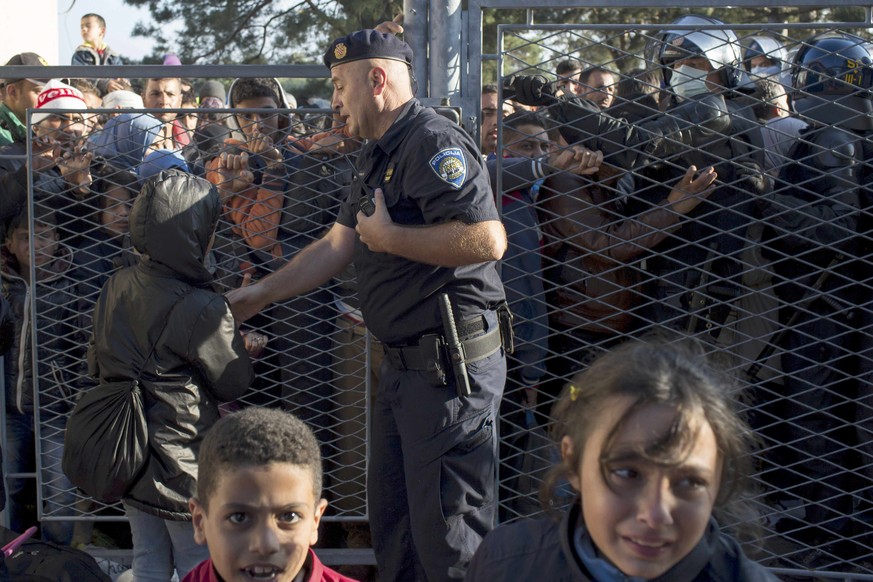 Polizisten und Zäune: ein Bild der Nachrichtenagentur Reuters vom 23. September aus dem Lager Opatovac.&nbsp;