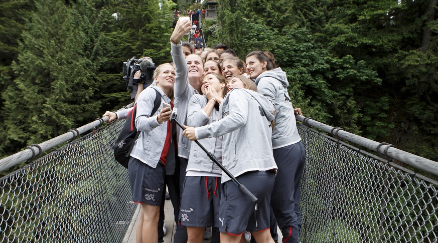 Selfie auf der Hängebrücke: Die Stimmung im Schweizer Team ist bestens.