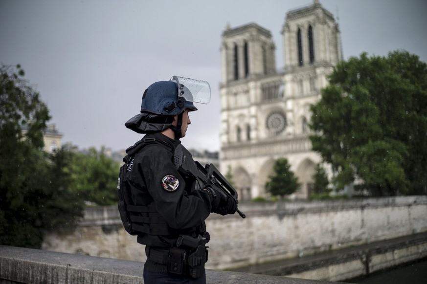 epa06013436 A French police officers stands guard outside of the Notre Dame cathedral after a man attacked a police officer with a hammer, in Paris, France, 06 June 2017. The assaillant has been shot  ...