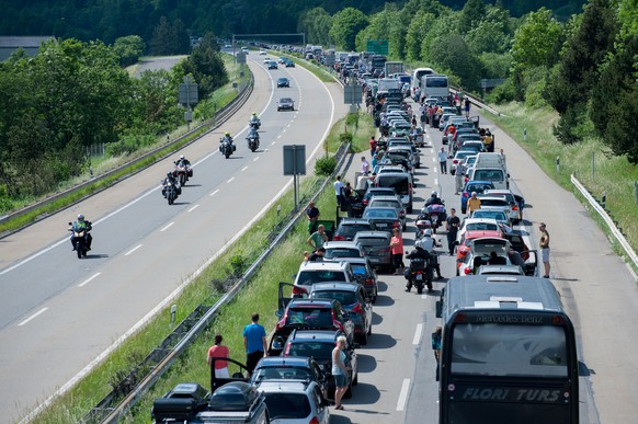 Warten am Gotthard. «Schluss mit Stau» lautet der Slogan der Initiative.