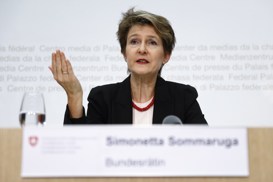 Bundesraetin Simonetta Sommaruga spricht waehrend einer Medienkonferenz zum Entscheid zur eidgenoessischen Volksinitiative „Raus aus der Sackgasse! Verzicht auf die Wiedereinfuehrung von Zuwanderungsk ...