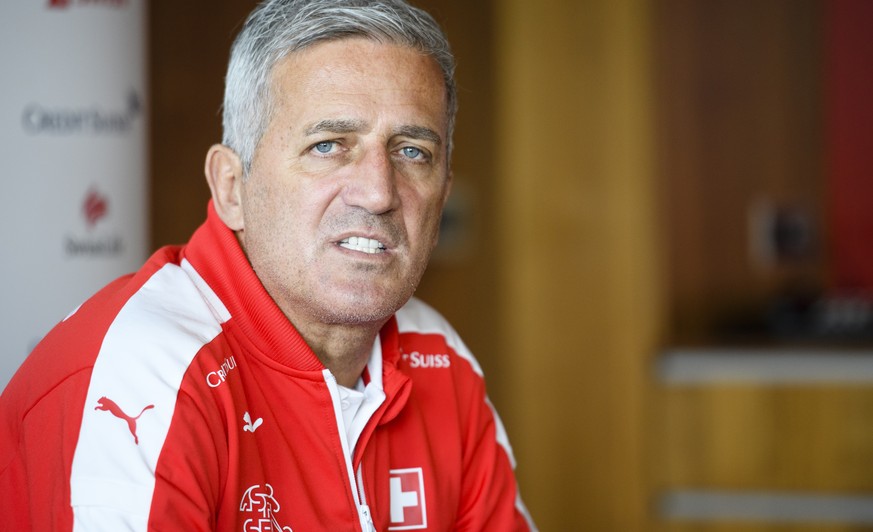 Nationaltrainer Vladimir Petkovic spricht anlaesslich einer Medienkonferenz zum Zusammenzug der Schweizer Fussball Nationalmannschaft am Montag, 3. Oktober 2016, in Feusisberg. (KEYSTONE/Manuel Lopez)