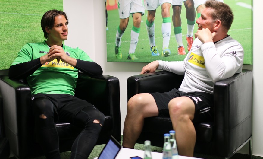 Yann Sommer plaudert mit seinem Goalie-Trainer Uwe Kamps, der in Gladbach eine Legende ist.