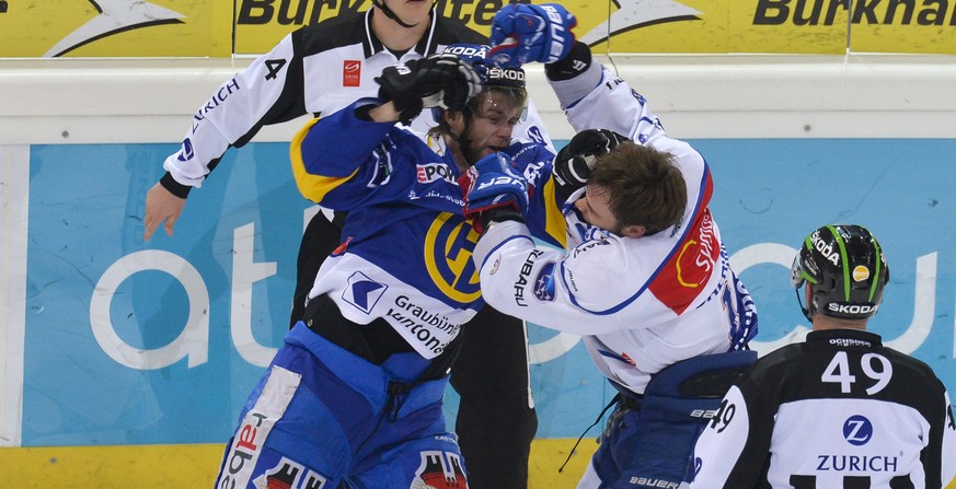 So geht Hockey: Davos' Claude-Curdin Paschoud und Chris Baltisberger von den Lions geben sich Saures.