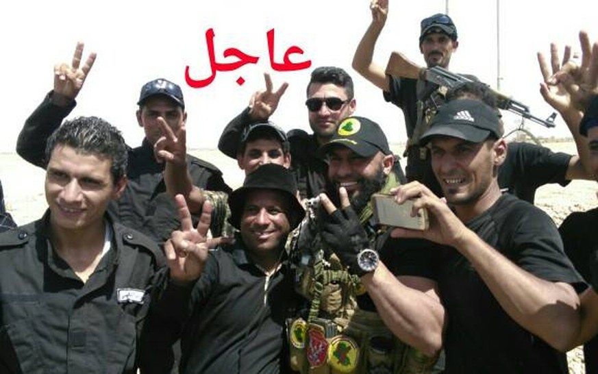 Abu Azrael (vorne, zweiter von rechts) posiert mit seinen Fans.