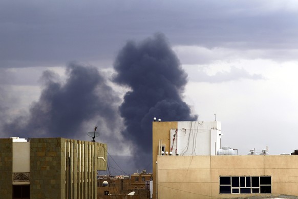 Schwarzer Rauch über Sanaa nach einem Luftangriff der von Saudi-Arabien geführten Militärallianz
