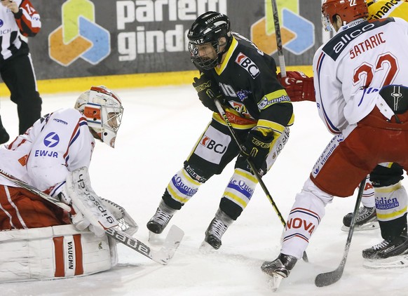 Hat im ersten Abschnitt noch alles im Griff: Rappi-Goalie Melvin Nyffeler pariert gegen Ajoies Klublegende Steven Barras.