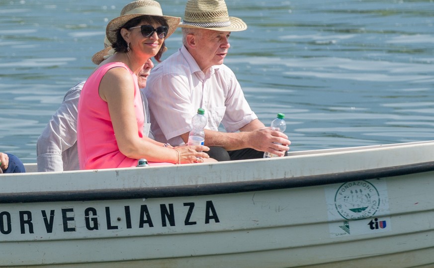 Die Bundesraete Didier Burkhalter, Johann Schneider-Ammann und Ueli Maurer, von links nach rechts, sowie die Bundesraetin Doris Leuthard, zweite von rechts, geniessen einen Bootsausflug auf dem Lago M ...