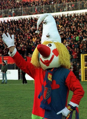 «Joggeli», das Maskottchen des FC Basel, nahm am Sonntag, 13. Dezember 1998, verabschiedet sich vom alten Stadion St. Jakob in Basel.