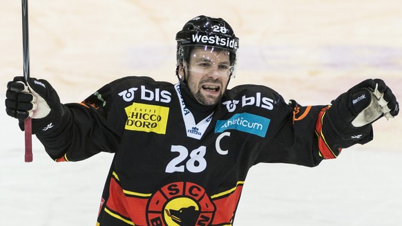 ARCHIVBILD ZUR MELDUNG DES SC BERN ZUM VERZICHT AUF EINE VERTRAGSVERLAENGERUNG MIT MARTIN PLUESS, AM DONNERSTAG, 16. FEBRUAR 2017 ---- Captain Martin Pluess freut sich ueber ein Tor im zweiten Playoff ...