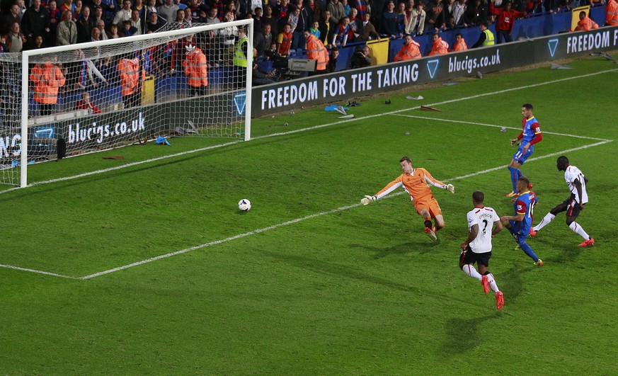 Nichts mehr in Ordnung: Dwight Gayle erzielt in der 88. Minute den 3:3-Ausgleich für Crystal Palace.