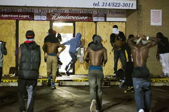 Demonstranten in Ferguson haben am Freitag einen Spirituosenladen geplündert.