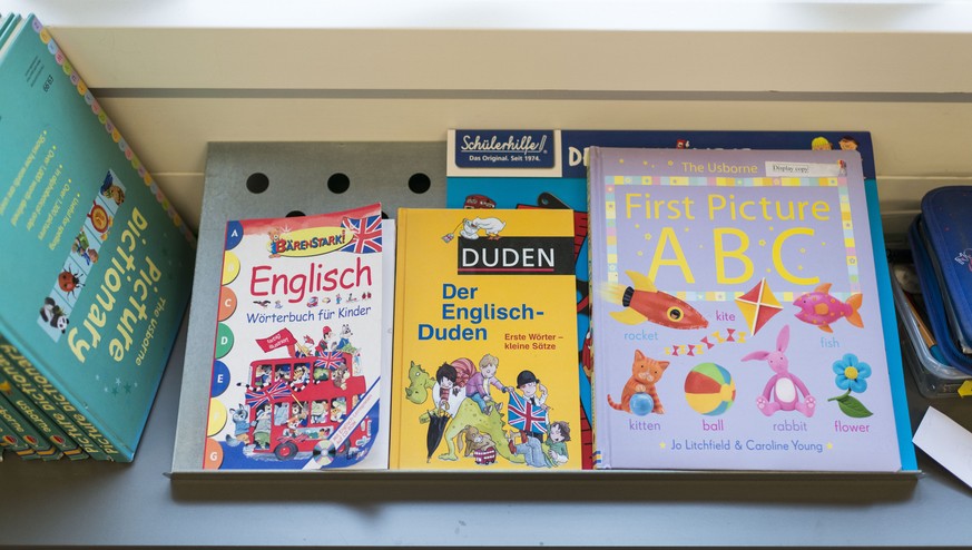 ZUM THEMA FRUEHENGLISCH AN SCHWEIZER SCHULEN STELLEN WIR IHNEN FOLGENDES NEUES BILDMATERIAL ZUR VERFUEGUNG --- English dictionaries and a primer are displayed in a third grade English class at Feld sc ...