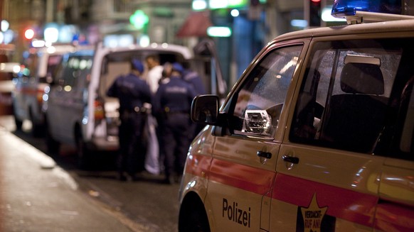 Policemen take a man into custody in the Langstrasse in Zurich, Switzerland, on November 13, 2009. (KEYSTONE/Martin Ruetschi)

Polizisten nehmen am 13. November 2009 einen Mann in der Langstrasse in Z ...