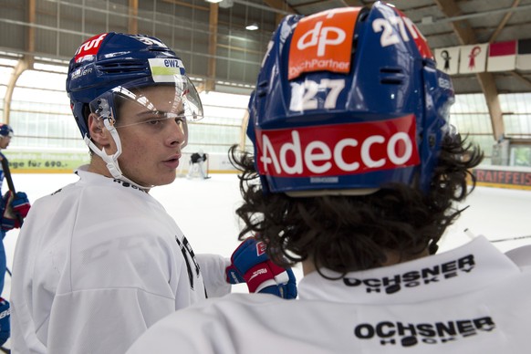 Matthews diskutiert im Training mit Roman Wick.