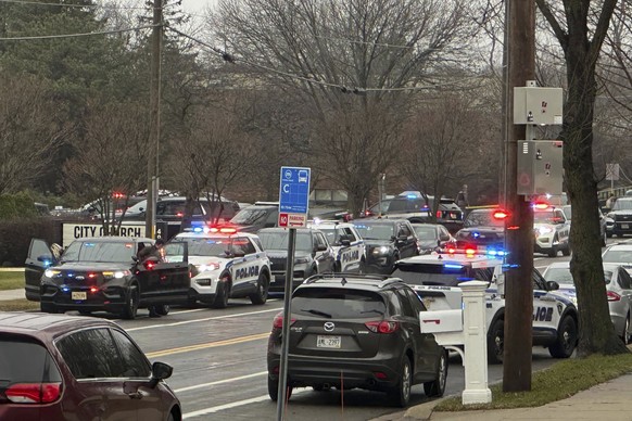 Nachrichten Linkding Emergency vehicles are parked outside the Abundant Life Christian School in Madison, Wis., where multiple injuries were reported following a shooting, Monday, Dec. 16, 2024. (AP Photo/Kathleen Foody)