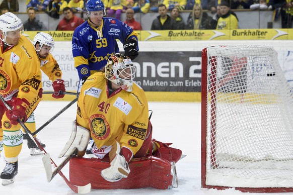 Langnau&#039;s Torhueter Damiano Ciaccio kassiert das 5-2 durch Samuel Walser (nicht im Bild), beim Eishockey-Qualifikationsspiel der National League A zwischen dem HC Davos und den SCL Tigers, am Sam ...