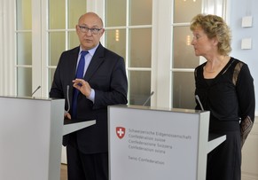 Bundesrätin Eveline Widmer-Schlumpf und der französische Finanzminister Michel Sapin am Mittwoch in Bern.&nbsp;