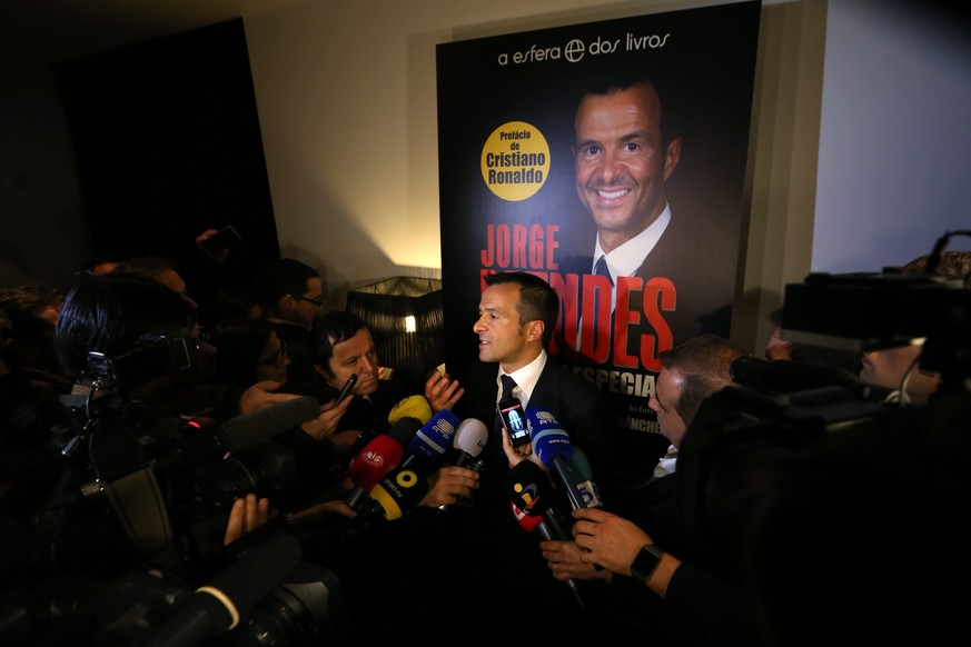 epa04601434 Portuguese soccer agent Jorge Mendes (C) talks to the press during the presentation of the book &#039;Jorge Mendes, The Special Agent&#039; by Spanish journalists Miguel Cuesta and Jonatha ...