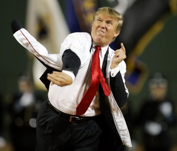Donald Trump wirft den «ceremonial first pitch» vor dem Spiel zwischen den&nbsp;Boston Red Sox und den New York Yankees (18.08.2006).
