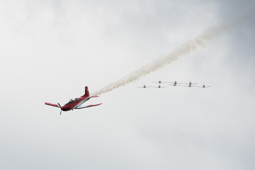 Das PC-7 Team 2015 mit einem Pilatus PC-7 Turbo vorneweg in Aktion anlaesslich des Medientages der Luftwaffe, am Freitag, 17. April 2015, in Emmen. Am Medientag werden die Teams 2015 und ihre Jahrespr ...