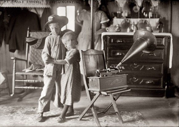 Kinder tanzen zu Musik aus einem Grammophon von Thomas Edison (1915).&nbsp;